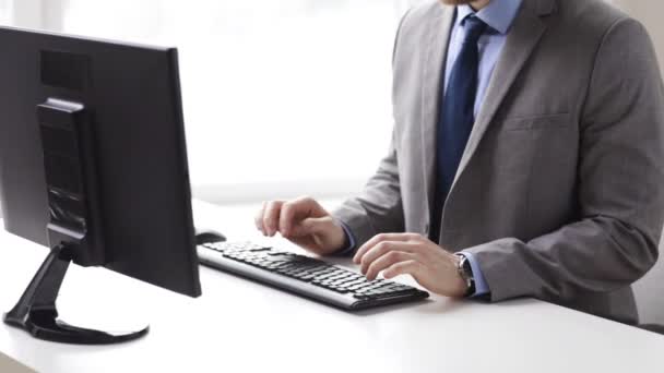 Primer plano de manos de hombre de negocios escribiendo en el teclado — Vídeos de Stock