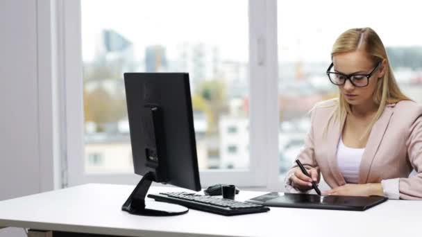 Mujer de negocios o dibujo de diseño con pen tablet — Vídeos de Stock