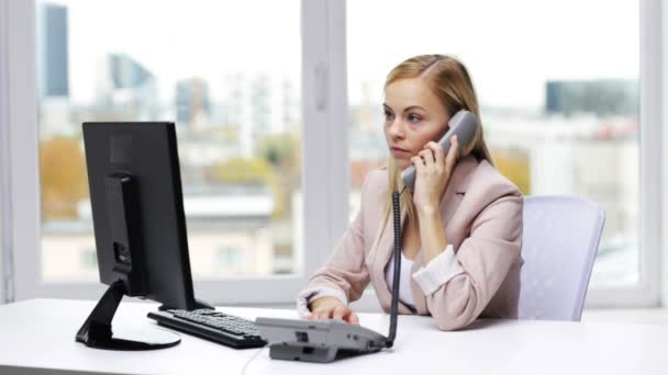 Boos zakenvrouw met computer en telefoon — Stockvideo