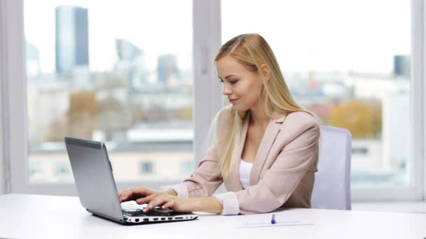 Smiling busineswosman with laptop and papers — Stock Video