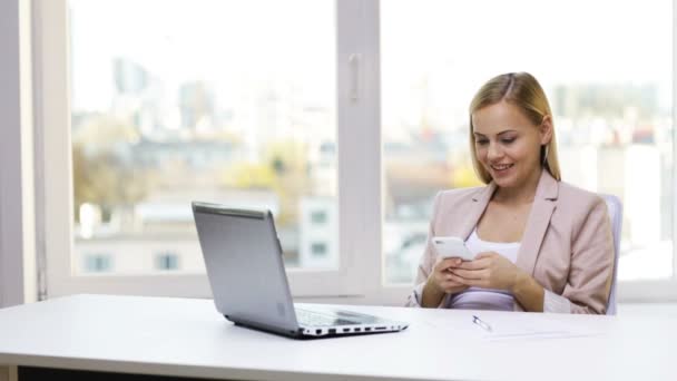 Mujer de negocios sonriente o estudiante con smartphone — Vídeos de Stock