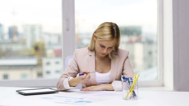 Femme d'affaires ou étudiant avec des papiers tablette pc — Video