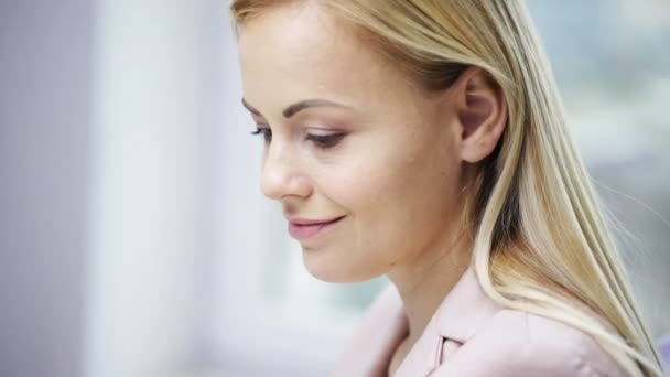 Cara sonriente mujer llamando en teléfono inteligente — Vídeos de Stock