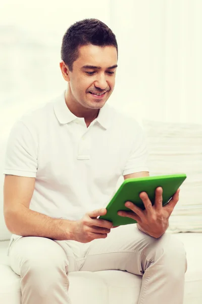 Hombre sonriente trabajando con la tableta PC en casa —  Fotos de Stock