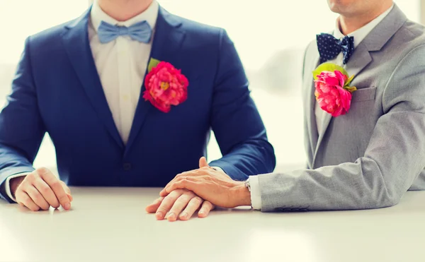 Närbild av glada manliga homosexuella par håller hand — Stockfoto