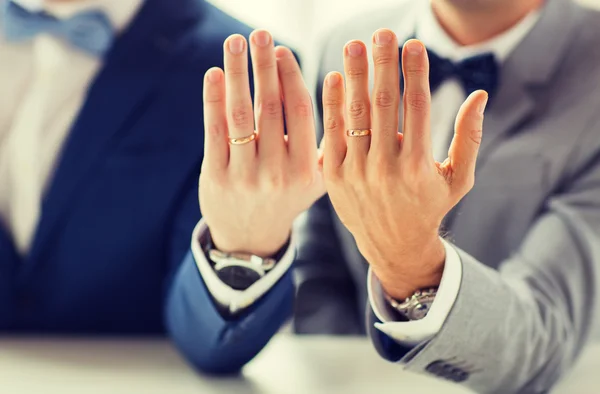 Cerca de pareja gay masculina con anillos de boda en —  Fotos de Stock