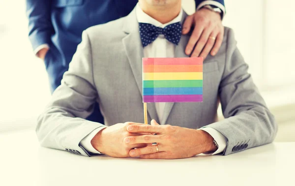 Close-up van man gay paar holding regenboog vlag — Stockfoto