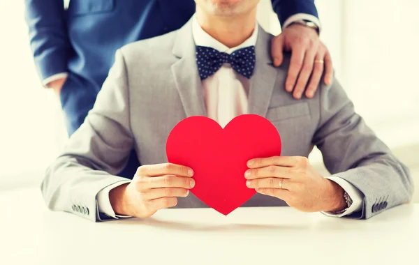 Close up de masculino gay casal com vermelho coração — Fotografia de Stock