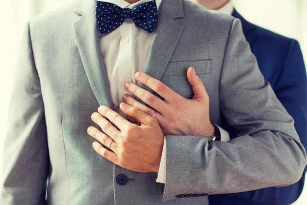 결혼반지를 끼고 있는 남성 동성애자 커플의 근접 사진 — 스톡 사진