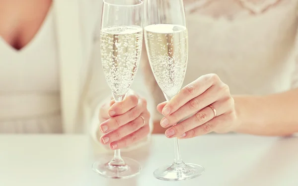 Close up of lesbian couple with champagne glasses — Stock Photo, Image