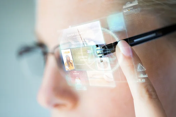 Närbild på kvinna i glas med virtuella skärmen — Stockfoto