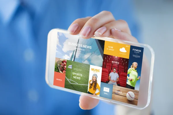 Primer plano de la mano con smartphone transparente — Foto de Stock