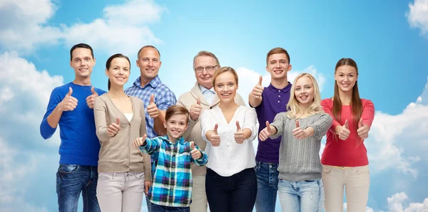 Glückliche Menschen zeigen Daumen hoch über Himmel und Wolken — Stockfoto