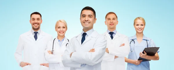 Pano ile gülümseyen doktor grup — Stok fotoğraf