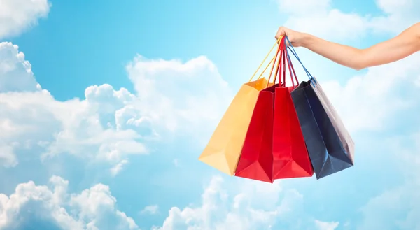 Primer plano de la mano femenina sosteniendo bolsas de compras — Foto de Stock