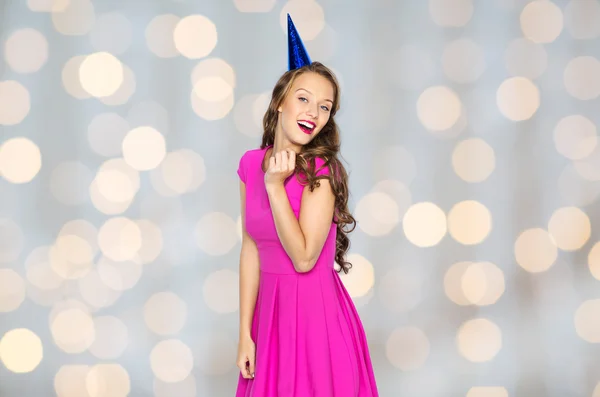Szczęśliwy młoda kobieta lub nastolatka dziewczyna w party cap — Zdjęcie stockowe