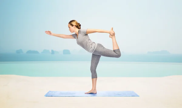 Frau macht Yoga in Tanzpose auf Matte — Stockfoto