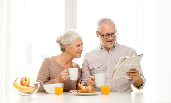 Feliz pareja de ancianos desayunando en casa —  Fotos de Stock