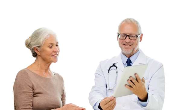 Lächelnde Seniorin und Ärztin mit Tablet-PC — Stockfoto