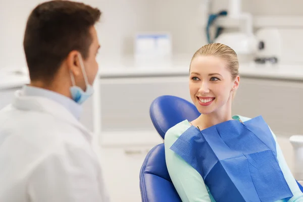 Szczęśliwy dentysta mężczyzna z kobietą pacjenta w klinice — Zdjęcie stockowe