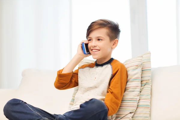 Glücklicher Junge telefoniert zu Hause mit dem Smartphone — Stockfoto