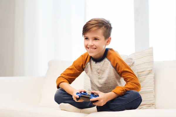 快乐的男孩，用操纵杆玩视频游戏在家里 — 图库照片