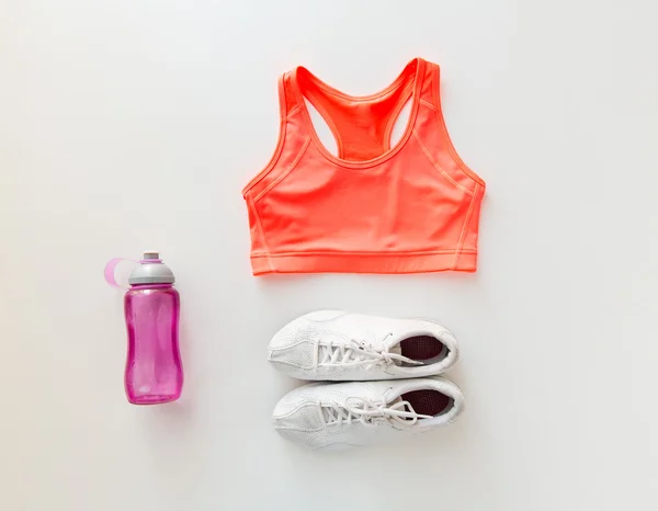 Close up of female sports clothing and bottle set — Stock Photo, Image