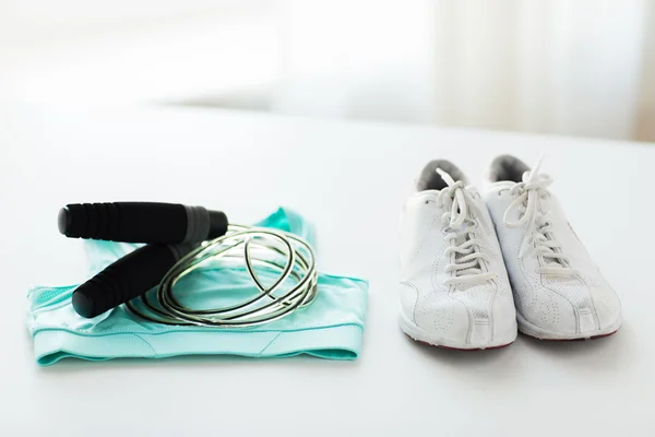 Close up of sports top, sneakers and skipping rope — Stock Photo, Image