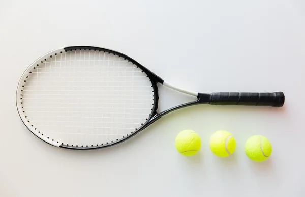 Tenis raketi topları ile yakın çekim — Stok fotoğraf