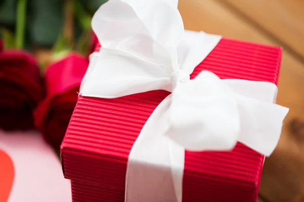 Primer plano de la caja de regalo roja con lazo blanco — Foto de Stock