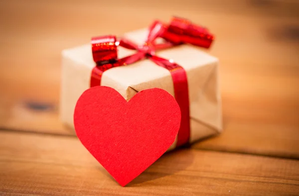 Primer plano de la caja de regalo y la nota en forma de corazón en madera —  Fotos de Stock