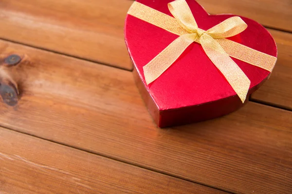 Primer plano de la caja de regalo en forma de corazón en madera — Foto de Stock