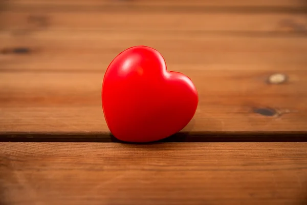 Primo piano della decorazione cuore rosso su legno — Foto Stock