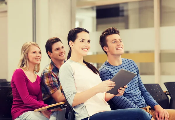 Grupp leende studenter med TabletPC — Stockfoto
