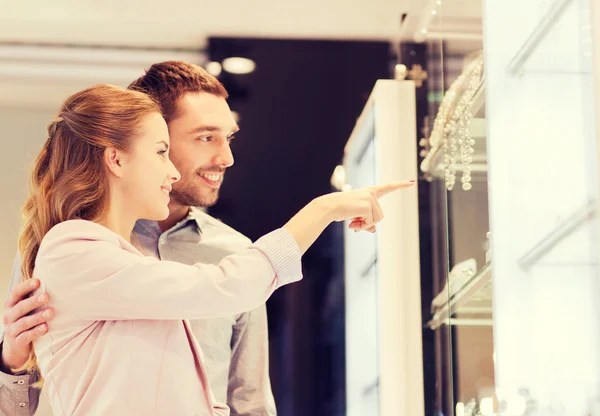 Couple looking to shopping window at jewelry store — Stock Photo, Image