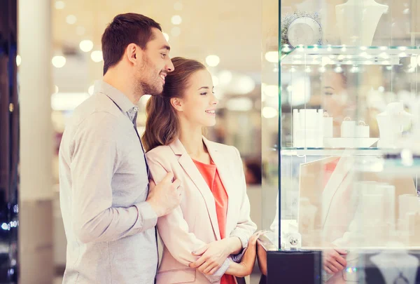 Couple looking to shopping window at jewelry store — Stock Photo, Image