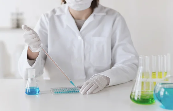 Close-up de cientista fazendo teste em laboratório — Fotografia de Stock