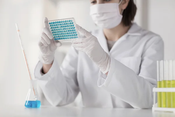 Close up of scientist making test in lab — Stock Photo, Image