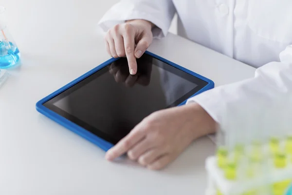 Nahaufnahme eines Wissenschaftlers mit Tablet-PC im Labor — Stockfoto