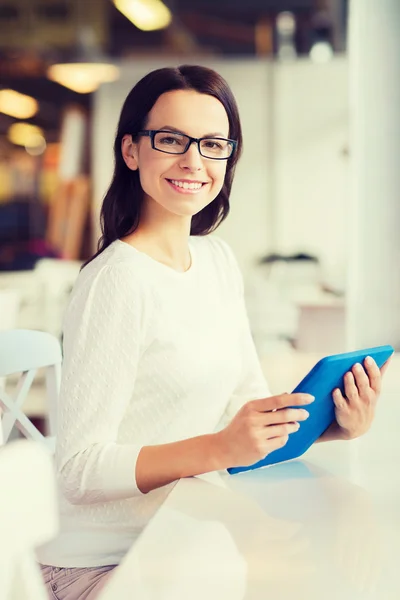 Usmívající se žena s tablet pc v kavárně — Stock fotografie