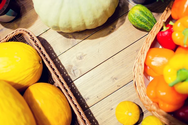 Овощи в корзинах на столе на рынке или ферме — стоковое фото