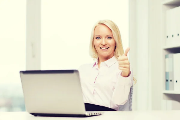 Empresária sorridente ou estudante com laptop — Fotografia de Stock