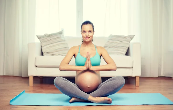 Mulher grávida feliz meditando em casa — Fotografia de Stock