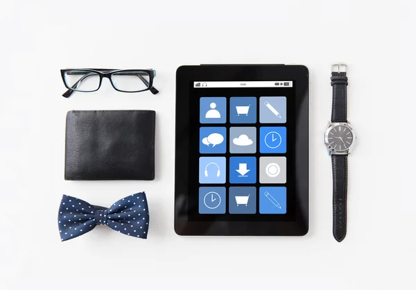 Tablet pc con applicazioni e oggetti personali — Foto Stock