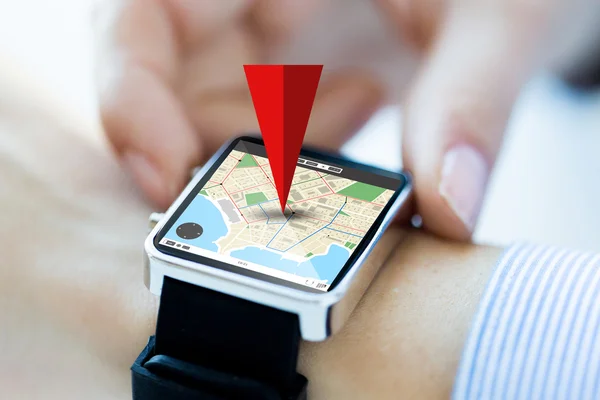 Zamknij się rąk z mapą na pokładzie smartwatch ekranu — Zdjęcie stockowe