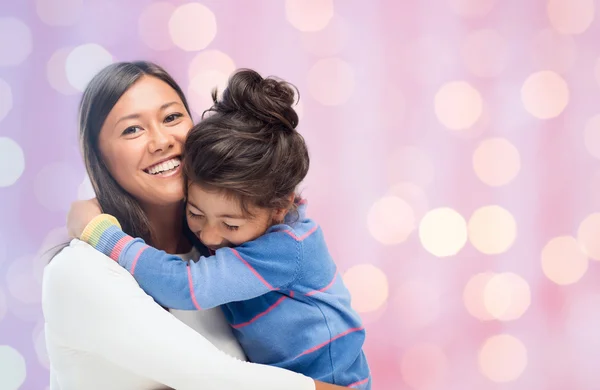 Щаслива мати і дочка обіймаються — стокове фото