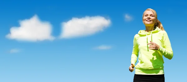 Mujer corriendo sobre el cielo azul y las nubes de fondo —  Fotos de Stock