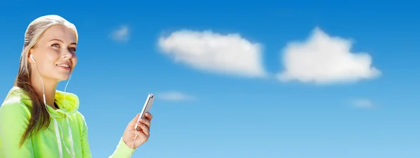 Frau mit Smartphone hört Musik — Stockfoto