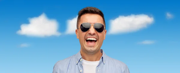 Πρόσωπο της χαμογελαστό άνθρωπο στο πουκάμισο και γυαλιά ηλίου — Φωτογραφία Αρχείου