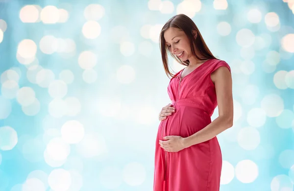 Mulher grávida feliz com barriga grande — Fotografia de Stock